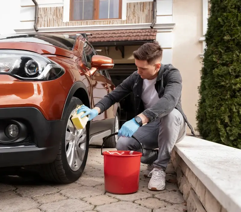 Lavage auto à domicile Arrens-Marsous : professionnel intervenant sur un véhicule